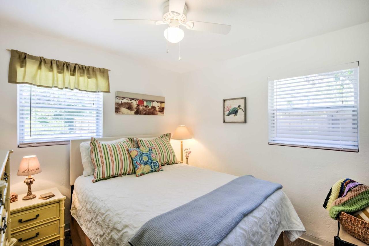New Smyrna Beach Abode With Fire Pit, Walk To Beach! Luaran gambar